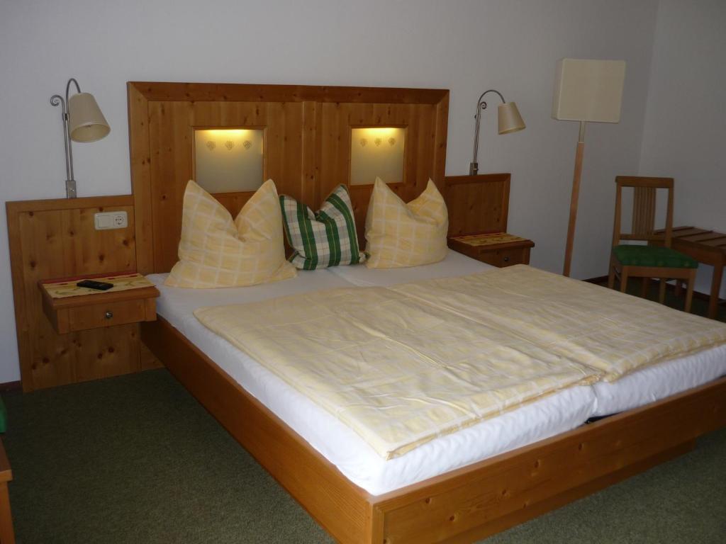 Hotel Garni Pension Zur Wacht ストローブル エクステリア 写真