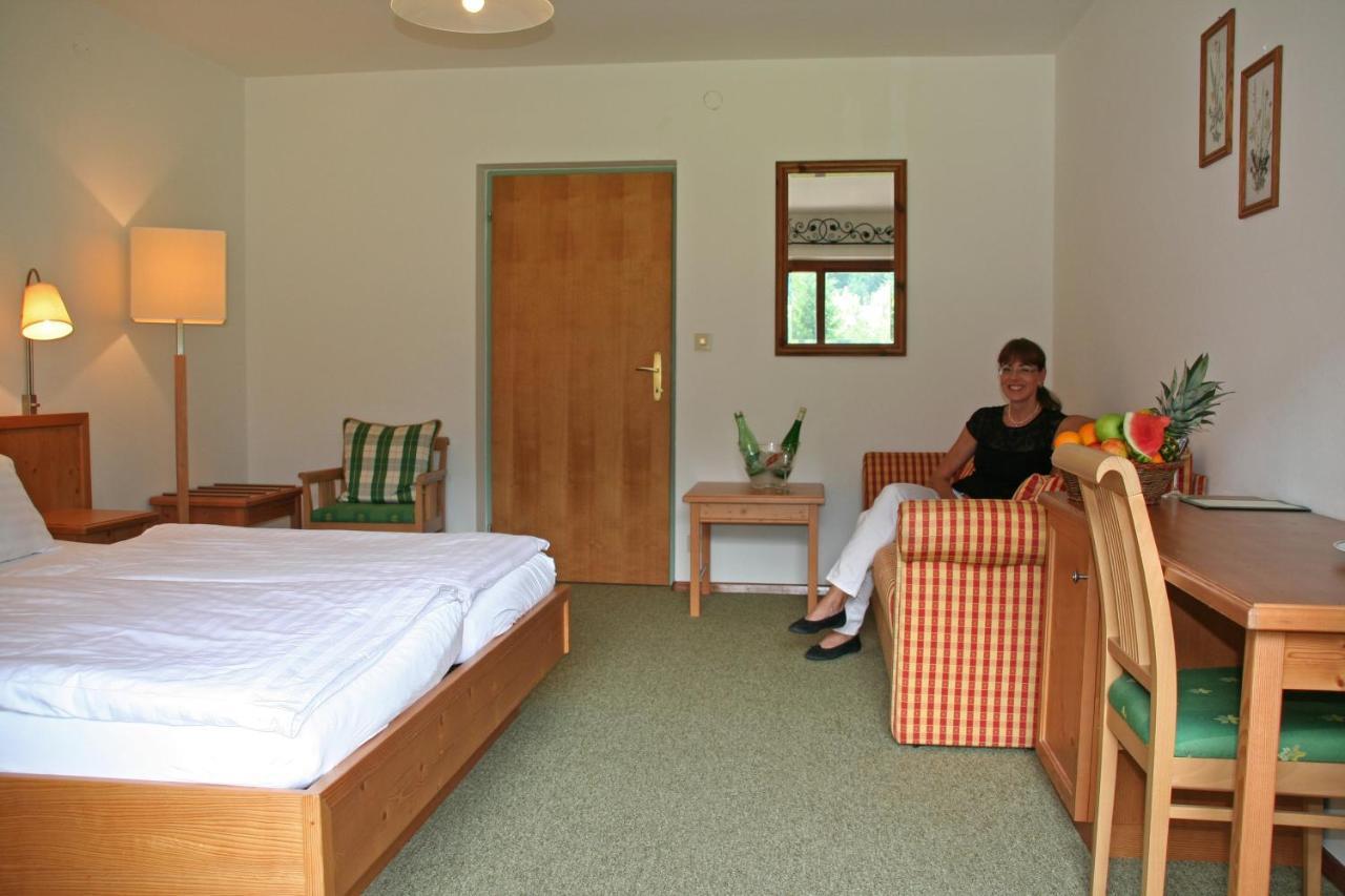 Hotel Garni Pension Zur Wacht ストローブル エクステリア 写真